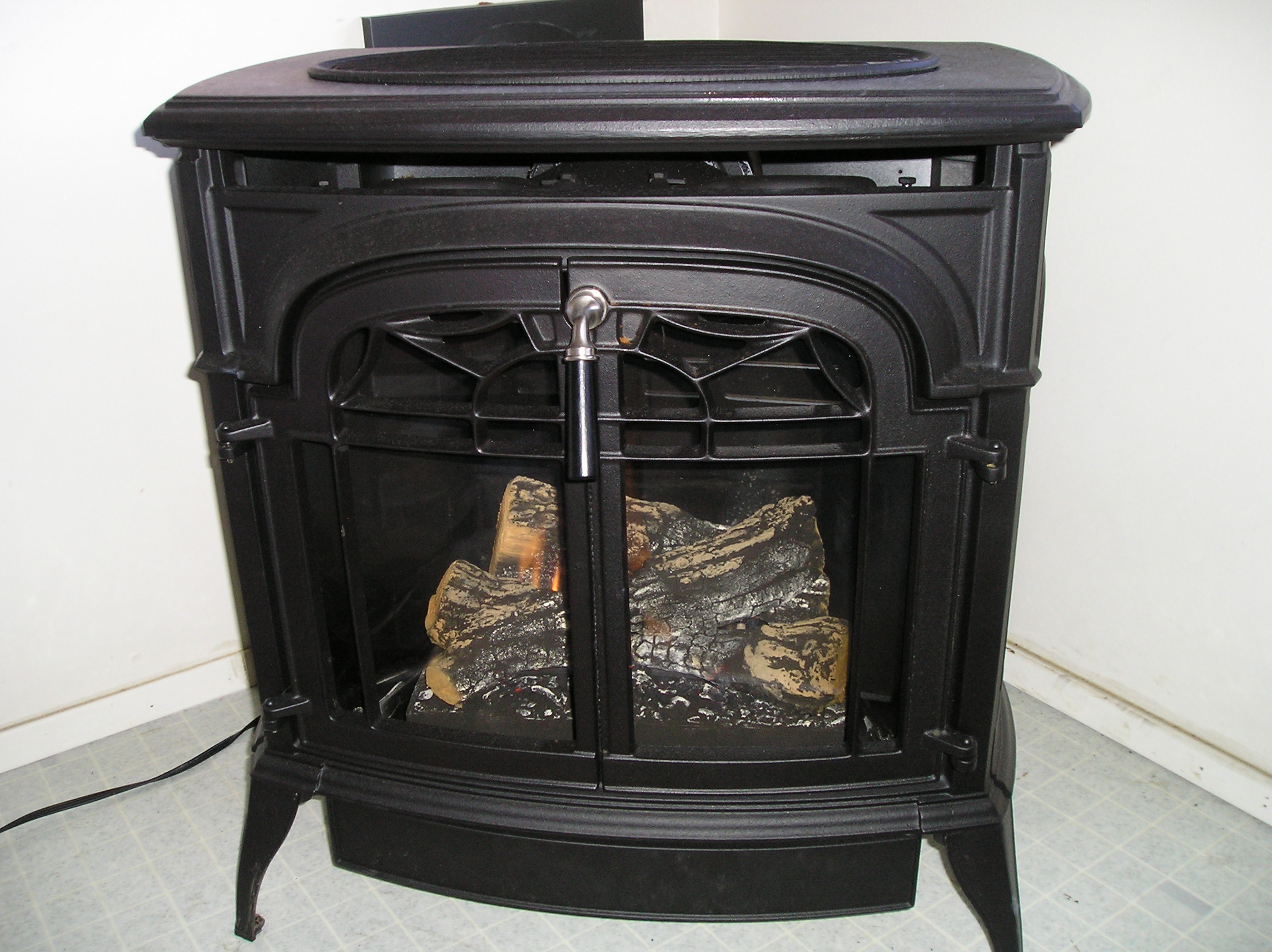 Freestanding gas fireplace